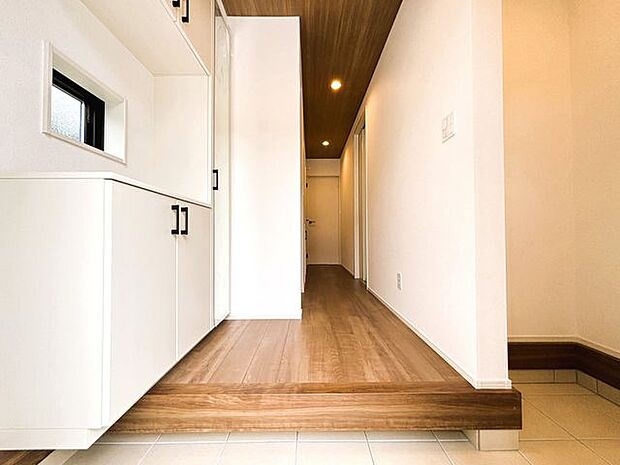 わが家への帰りを出迎える玄関ホール。