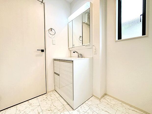 洗髪洗面化粧台付き。洗面ボウルが大きいので洗髪やメイク落としにとても便利です。