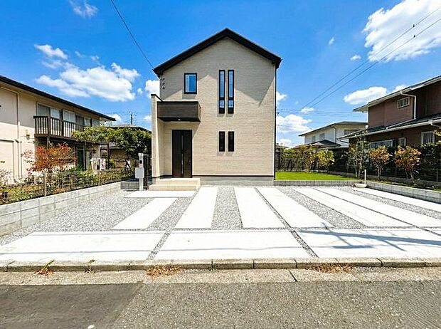 青空が広がる閑静な1種低層のエリアです。