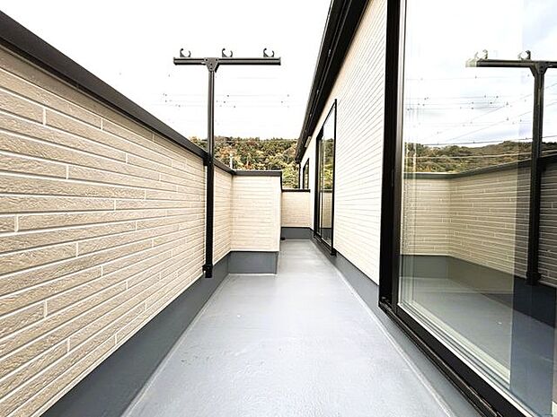 南面バルコニーで太陽の日差しが洗濯物を十分に乾かしてくれます。