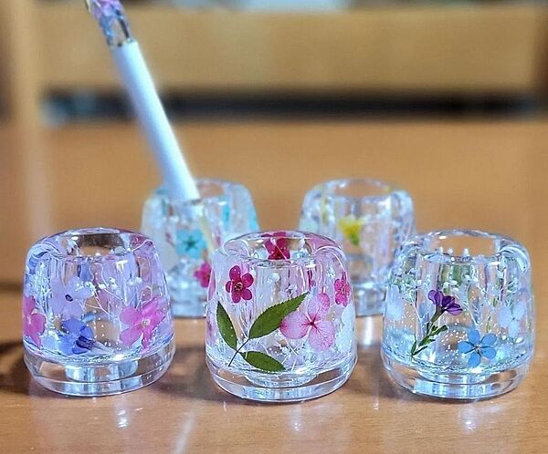 ご来店特典！きれい♪かわいい♪ハーバリウムのオリジナルペンスタンドプレゼント中！