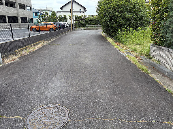 前面道路（奥の西側向き）