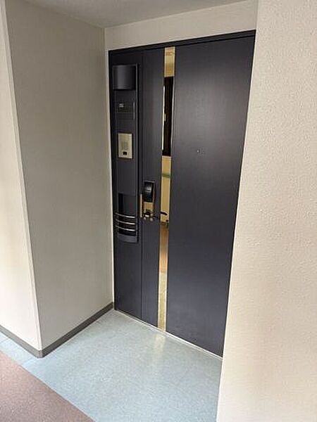 住まいの第一印象を高める、モダンで落ち着いたデザインの玄関ホール