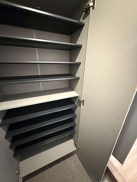 大容量のシューズボックス完備。家族全員の靴をスッキリ収納し、常に整った空間をキープ