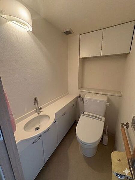 手洗いカウンター＆鏡付きの贅沢なトイレ。収納も上下に完備※AIによる室内写真の家具・小物撤去加工を施しています