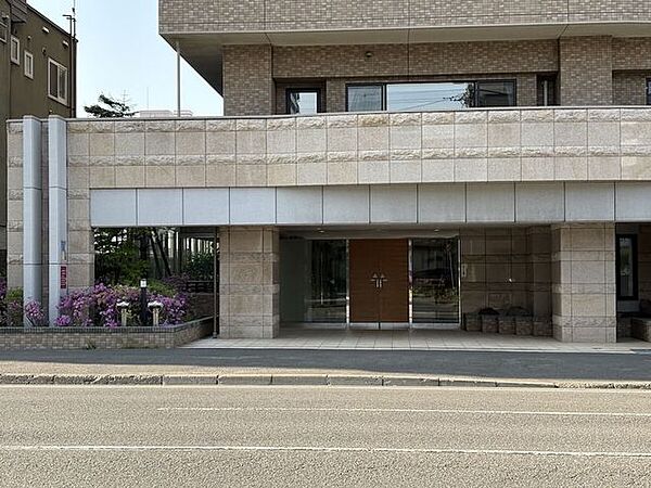 高級感漂う石貼りのエントランスアプローチ。気品ある佇まいです