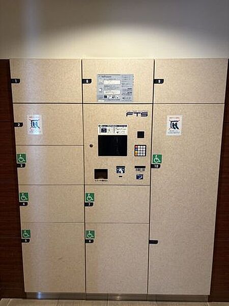 不在時でも安心の宅配ロッカー完備で、配達時間を気にせずアクティブに外出が可能