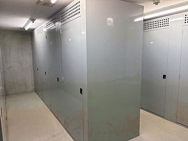 トランクルーム完備。タイヤなどの重量物や、室内に持ち込みにくい大きな荷物もすっきり収納できる頼もしいスペース