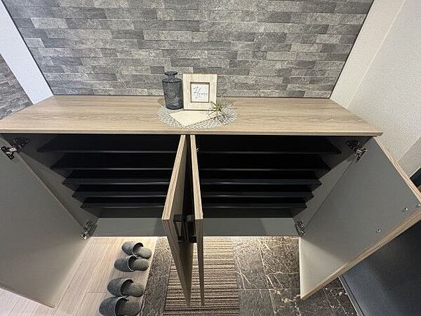 家族全員の靴すっきり！木目調の大型シューズボックス