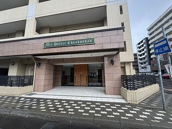 重厚感あふれる石貼りのエントランスが、住まう人を迎える気品ある佇まい