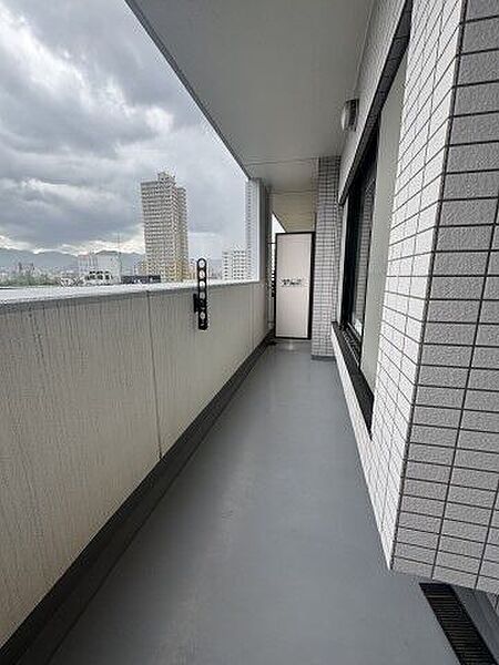 9階角部屋からの開放的な景色。緑と街並みが一望できます