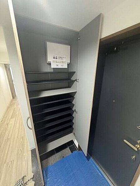 天井までたっぷりしまえる大容量の玄関収納が新規交換されています！ ご家族の靴もすっきりと整理整頓が可能です