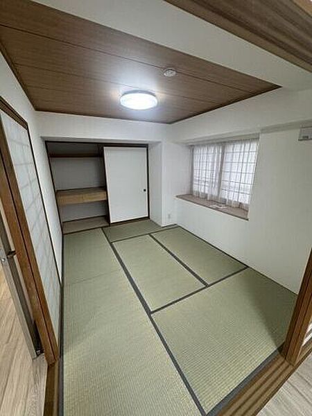 表替え済みの和室が隣接！扉を開放すれば、さらに広々としたくつろぎの大空間に