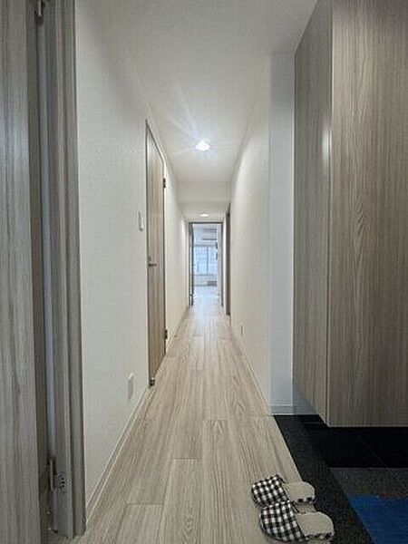 扉を開けるとリビングからの自然光が廊下まで届き、帰宅したご家族を明るく出迎えてくれます