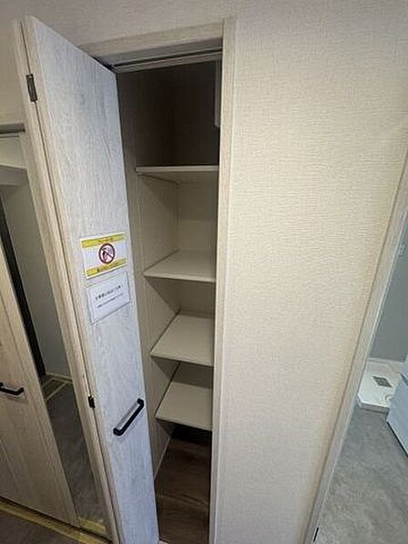 掃除用品や日用品のストックにも重宝する廊下可動棚。入れる物の高さに合わせて高さを自由調整可
