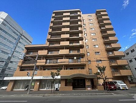 重厚感のあるデザイン。外壁は耐久性・美観に優れたブラウン調のタイル貼りで、温かみを感じさせる佇まいです