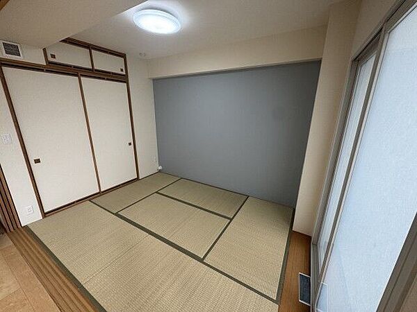 家族みんながほっと一息つける、リビング横の快適な和室スペース。畳表替え済みです