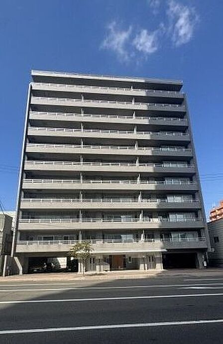 地下鉄東西線「琴似」駅まで徒歩6分の好立地に建つマンション。スタイリッシュなグレーの外観が映える、シックで洗練されたフォルム