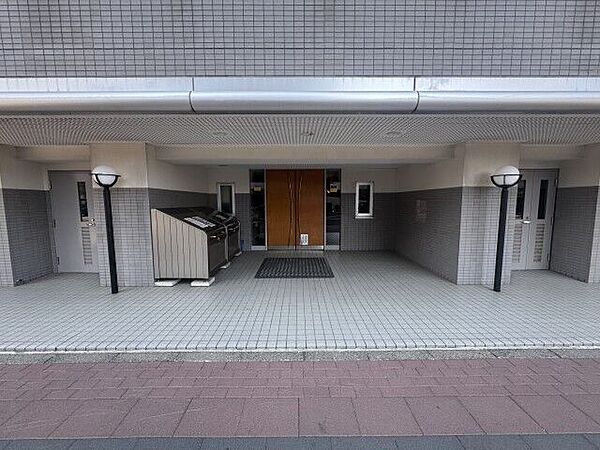 陽当り・通風良好な南西向き。爽やかな青空が広がる開放的なバルコニー
