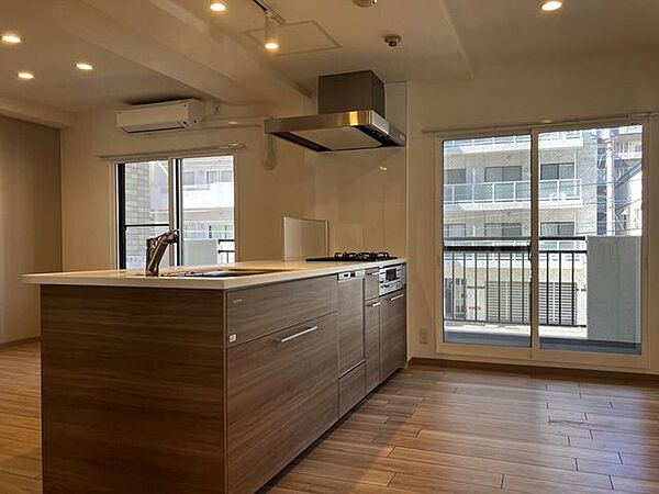 キッチンの背中側が広々！カップボードや冷蔵庫を置いてもゆったり動ける快適設計