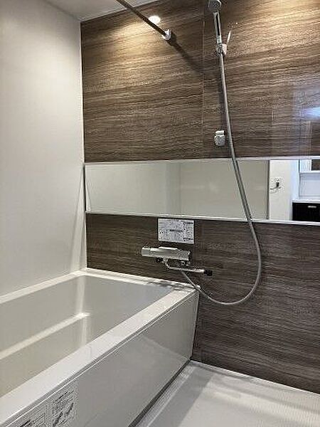 横長ミラーが空間を広く魅せる、ホテルのようなバスルーム