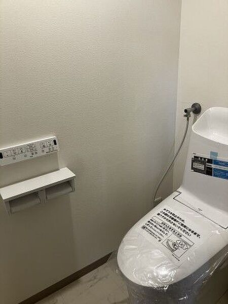清潔感あふれる温水洗浄便座付き！壁付けリモコン＆ペーパーホルダー完備