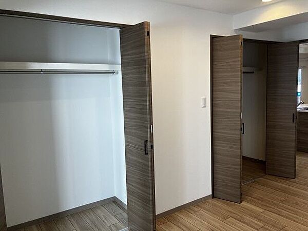 開口部が広く出し入れラクラク！間口の広い折れ戸式クローゼットでお部屋がすっきり片付く