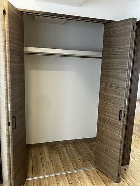 収納建具もすべて新品にリフォーム済み！木目調の綺麗なクローゼットで新生活スタート