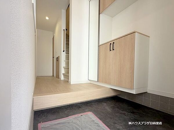 【玄関】姿見付きの玄関収納。収納力たっぷりです。