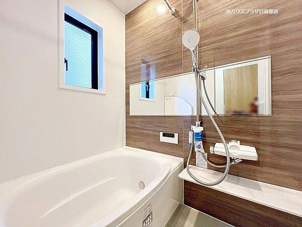 【浴室】窓のあるバスルーム。乾燥機もついているので雨の日の洗濯物はバスルームで乾かせます。