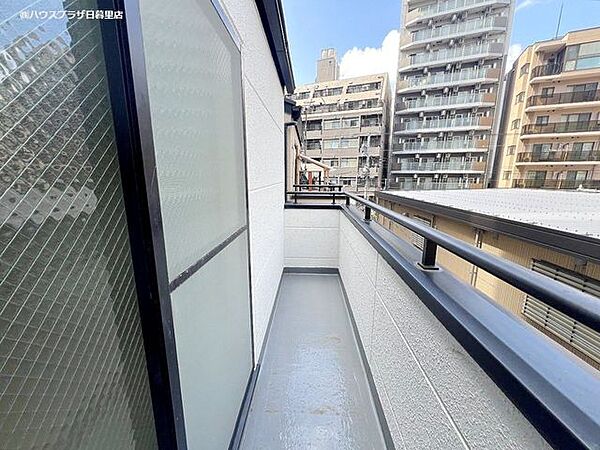 【バルコニー】洗濯物も気持ちよく干せる、陽当たりの良い南側バルコニーです。