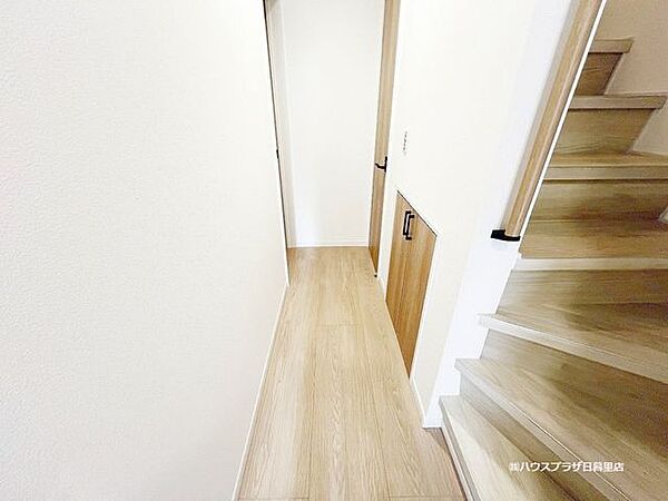 【階段下収納】掃除機などの収納にピッタリです。