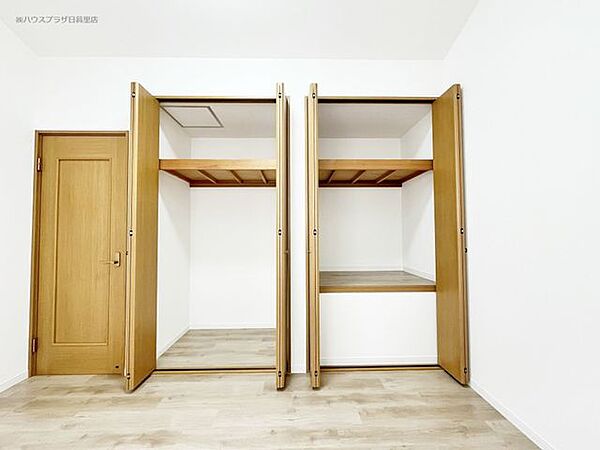 【クローゼット】衣類や小物をすっきり収納できるクローゼットを各居室に備えています。
