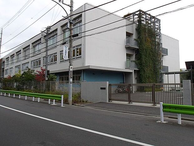 練馬区立石神井小学校 700m