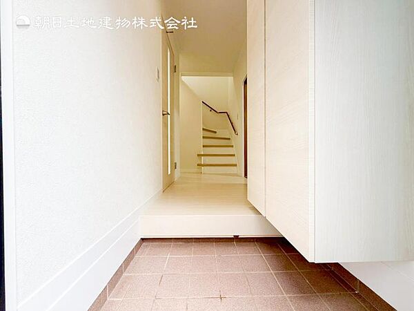 【玄関】明るく広い玄関には収納力に優れたシューズボックス。　靴をスッキリと整頓することができます。