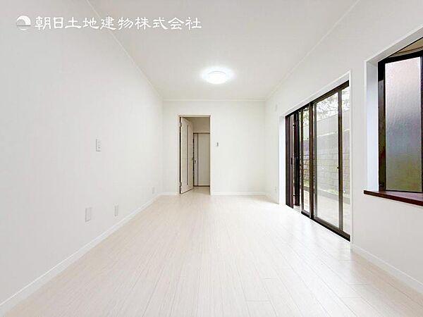 開放感とプライベート感が見事に両立されたリビングダイニング！通常では相反するファクターがともにそろうと極上のくつろぎ空間が生まれます。だれにも譲りたくない至福の空間で過ごす日々は生活をより豊かにします