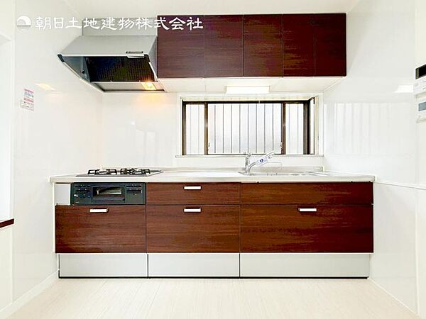 【キッチン】使いやすい最新のシステムキッチンに交換済みです。入居時から気持ちよくお使いいただけます。