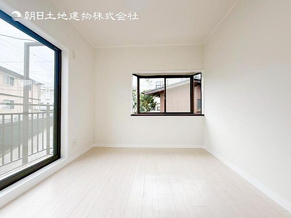 陽光がたっぷりと取り込め大きな窓で広々と安らげる快適空間です窓からの眺めは気持ち良い解放感ある光景！おだやかな寛ぎを届けるお部屋で、趣味などの時間も充実した時間をアイデアや工夫次第で過ごせそうですね！