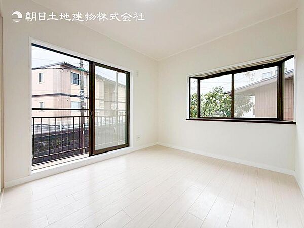 採光を確保した明るい室内は風通しも良く穏やかな時が流れます！様々な生活スタイルにも対応可能な間取り。採光もアクセントの一つとして。この明るい好みの空間で読書をしたり、音楽を聞いたりと一人の時間も充実！
