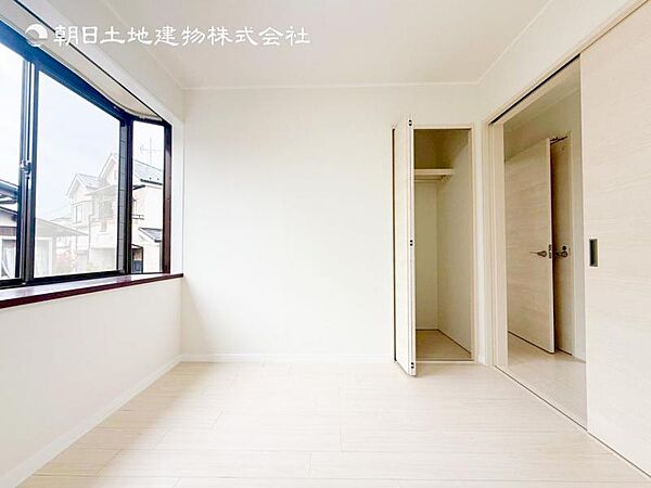 居室はひとり時間を過ごせる安らげるお部屋として活用できます！収納スペースあり！荷物が多くても十分！！ベッドや勉強机、テレビなどを置きたい場合におすすめ！！過ごす時間が長くてもゆったり過ごせそうですね！