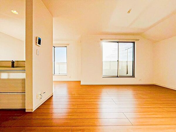 お天気が晴れの日は照明をつけなくても充分明るいリビングです！どこか落ち着きのある広々とした内装です！皆で過ごす空間が、目に浮かんでくる様な優しいリビングダイニングです！くつろいだり楽しい時間を是非！