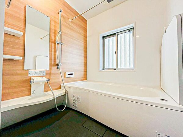 【浴室】ゆったりと寛げる広々バスで足を伸ばしてリラックス。　最新のユニットバスは設備も充実です。
