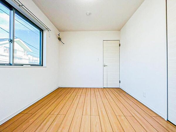 居室はひとり時間を過ごせる安らげるお部屋として活用できます！収納スペースあり！荷物が多くても十分！ベッドや勉強机、テレビなどを置きたい場合におすすめ！！過ごす時間が長くてもゆったり過ごせそうですね！