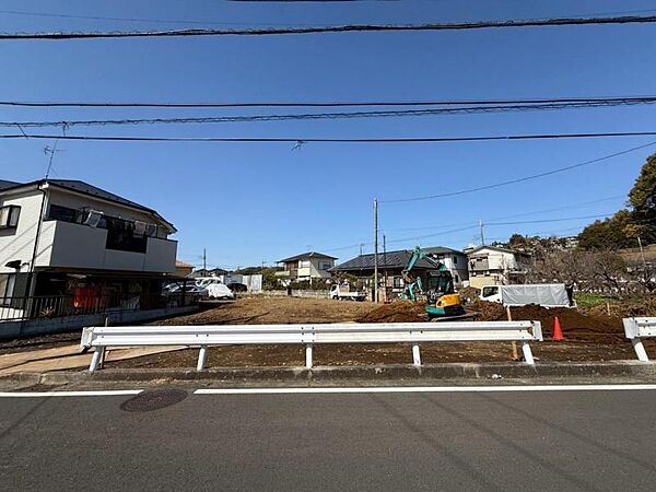 開放感があり日当りも良好です！目の前に広がる開放感とゆとり。暮らしの夢を育む住まいがここにあります！穏やかな風と陽光を導き、プライバシーに配慮された設計プランで居住性を一段と心地よいものにしています！