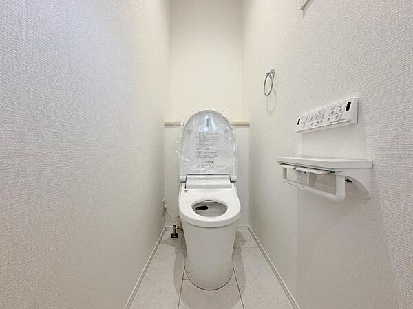 ウォシュレット、保温機能付き便座など充実の設備です　お掃除がしやすくストレスフリー！！