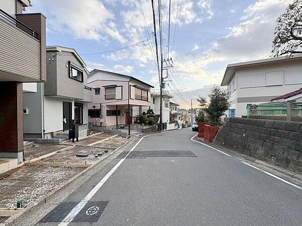 青空を背景にスタイリッシュな外観が住まう人に誇りを与えます。駅周辺施設も利用でき快適生活が送れます！四季を通じて自然と触れ合えるスポットが周辺には沢山あり、お散歩やジョギング週末の遊びにおすすめです。