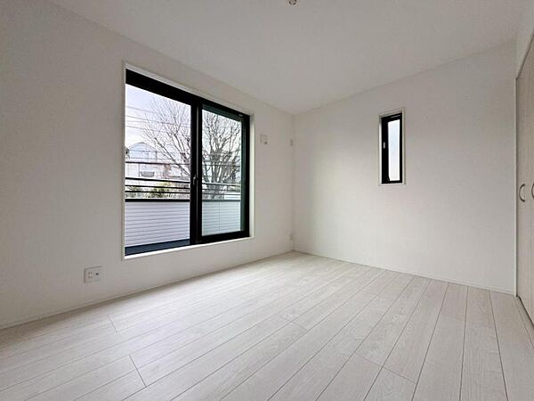 居室はひとり時間を過ごせる安らげるお部屋として活用できます！収納スペースあり！荷物が多くても十分！！ベッドや勉強机、テレビなどを置きたい場合におすすめ！！過ごす時間が長くてもゆったり過ごせそうですね！