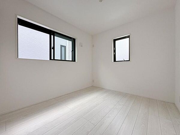 採光を確保した明るい室内は風通しも良く穏やかな時が流れます！様々な生活スタイルにも対応可能な間取り。採光もアクセントの一つとして。この明るい好みの空間で読書をしたり、音楽を聞いたりと一人の時間も充実！