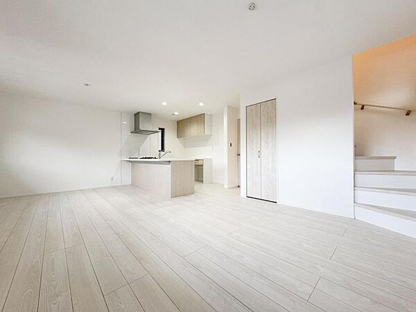 お天気が晴れの日は照明をつけなくても充分明るいリビングです！どこか落ち着きのある広々とした内装です！皆で過ごす空間が、目に浮かんでくる様な優しいリビングダイニングです！くつろいだり楽しい時間を是非！