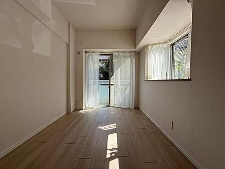 陽光がたっぷりと取り込め大きな窓で広々と安らげる快適空間です窓からの眺めは気持ち良い解放感ある光景！おだやかな寛ぎを届けるお部屋で、趣味などの時間も充実した時間をアイデアや工夫次第で過ごせそうですね！